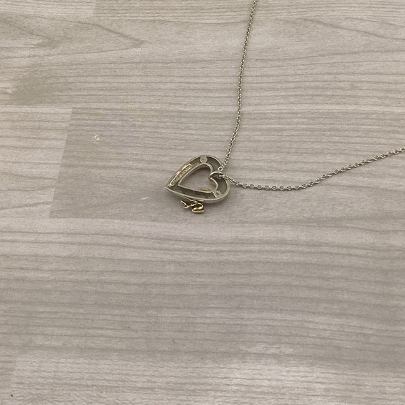 Tiffany & Co. 9.25 S.Silver with 750 Yellow Gold Bow Heart Pendant Necklace. - Picture 3 of 5